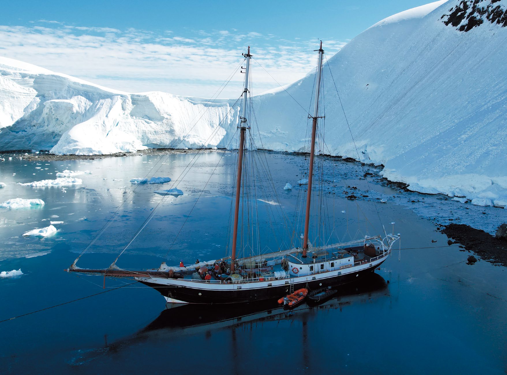 帆船在冰川峡湾